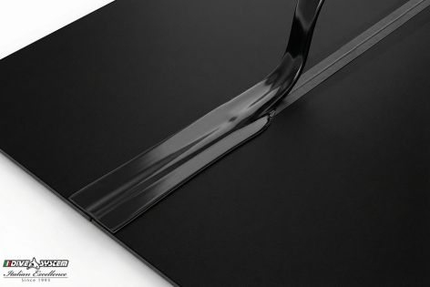 Auf die Nähte wird ein Thermoband aufgebracht, das den Untergrund perfekt glatt und gleichmäßig macht. Darauf werden anschließend drei Schichten Aquasure® aufgetragen, die das Band vollständig umschließen und eine durchgehende, elastische und äußerst wide