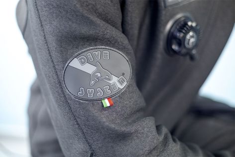 Schwarze gummierte DiveSystem Patches und Logos, entwickelt für ein geringes Sichtbarkeitsprofil. Das matte, dezente Finish bewahrt eine technische, funktionale Optik – ideal für operative und technische Tauchgänge – ohne auf die Produktidentität zu verzi